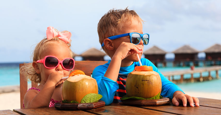 Kinder Malediven trinken Kokoss Nuss