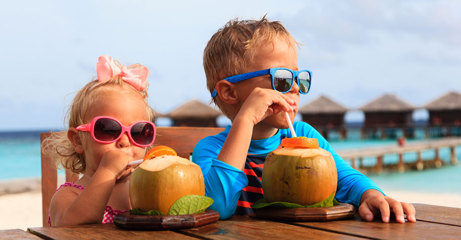Malediven Ferien mit Kindern - Erholung für alle Kinder Malediven trinken Kokoss Nuss