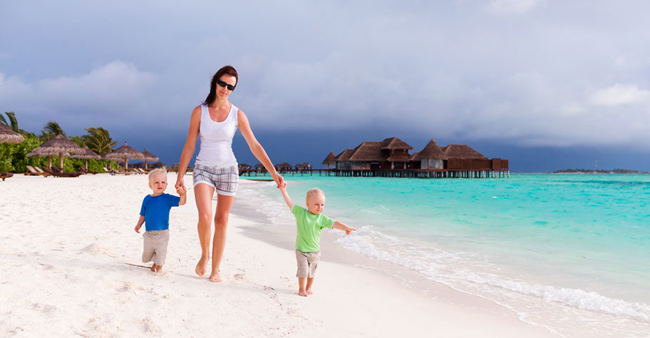 Malediven Reisen mit Kindern - Spass am Strand Familie Ferien Strand Malediven Mutter mit Kindern Specialangebote